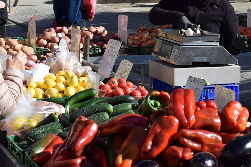 Detall d'una de les parades del mercat de Montornès Nord. Imatge d'arxiu.