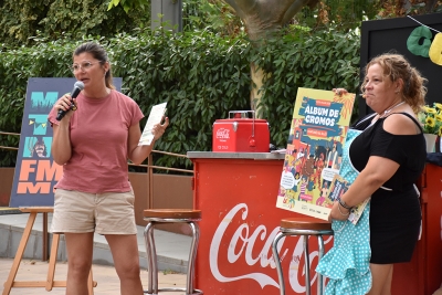 La dinamitzadora de la Unió de Botiguers, Raquel Marco, presentant l'àlbum de cromos de la Festa Major.