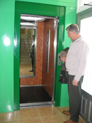 Nou distribuidor a la planta baixa de l'edifici i accés a l'ascensor