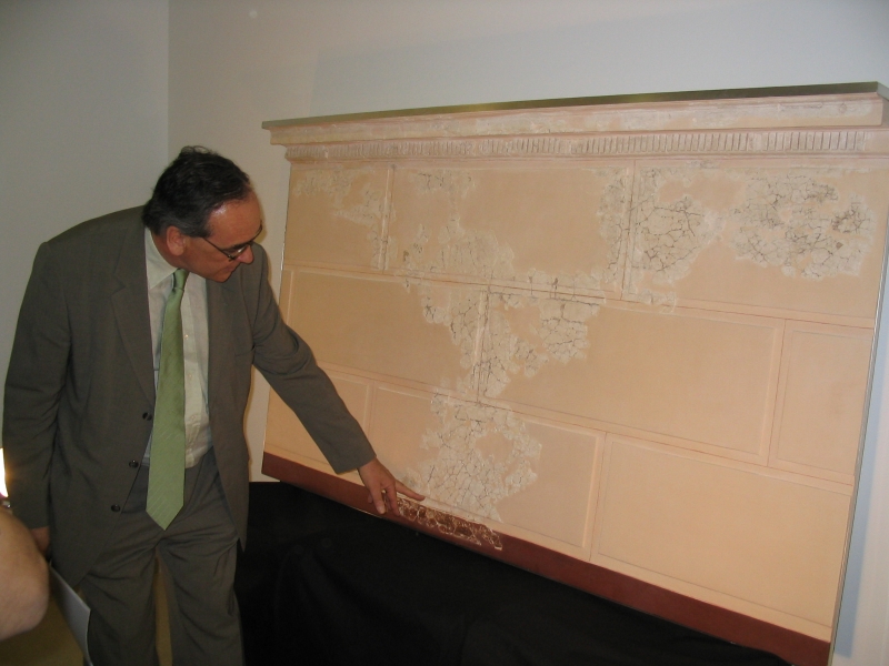 Josep Guitart, Director de l'ICAC, amb un dels murals restaurats procedent del jaciment de Can Tacó - turó d'en Roïna