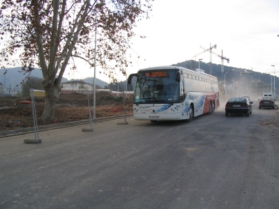 La circulació de vehicles i el transport públic es deriven, provisionalment, per l'avinguda d'Ernest Lluch
