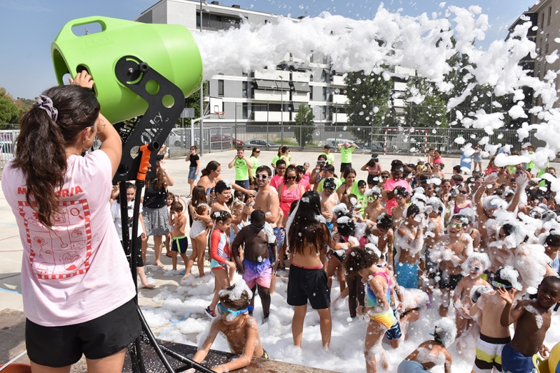 Festa de l'escuma com a cloenda dels casals municipals de vacances.
