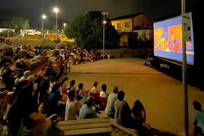 Sessió de cinema a la fresca in closa en el programa "Estiu Jove".