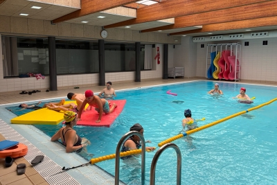 Activitats d'aigua del casal inclusiu a les piscines de la Zona Esportiva Municipal Les Vernedes.
