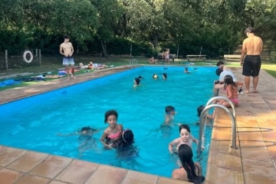 Activitat de piscina a les Colònies Panda. (imatge: Esplai Panda)