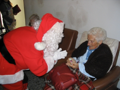 El Pare Noel ha visitat les persones que no han pogut anar a l'Ajuntament a recollir els obsequis