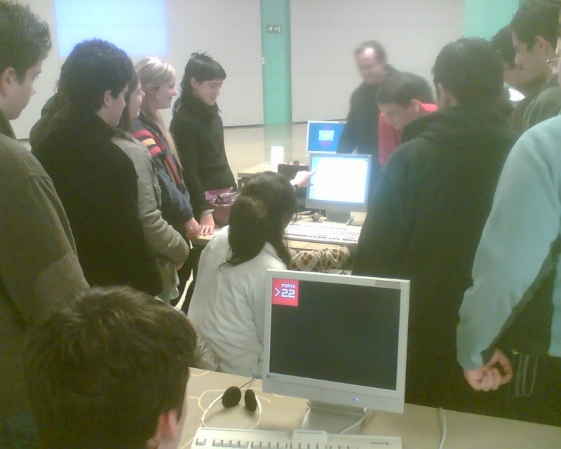 Visita dels estudiants de l'IES Vinyes Velles a l'espai Porta22