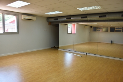 La sala polivalent de la primera planta, un cop renovat el paviment.