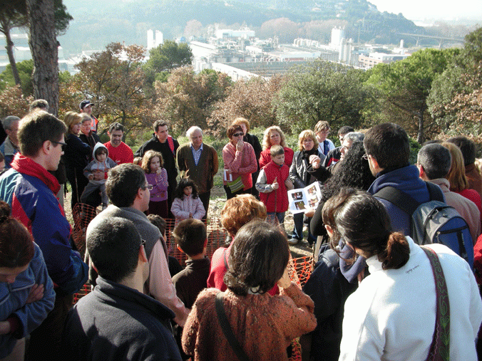 Moment de la visita guiada al jaciment arqueològic de Can Tacó - turó d'en Roïna