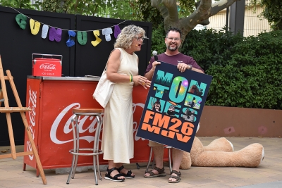 La regidora de Cultura i Festes, Mercè Jiménez, amb el creador de la imatge, Sergi López.
