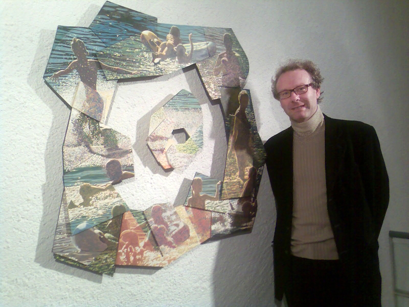 Lars Physant, al costat d'una de les seves obres, a la Galeria Municipal de Can Xerracan