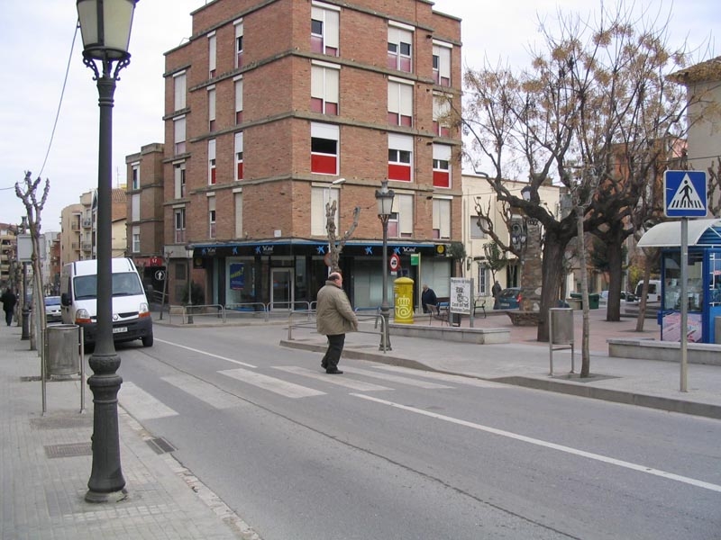 Pas de vianants a l'avinguda de l'Onze de Setembre, al davant del Casal dels Avis de Montornès Centre