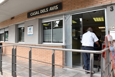 Nova porta i reixa del Casal de la Gent Gran Centre.
