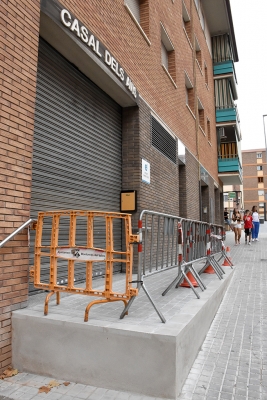 Al Casal de la Gent Gran Nord s'ha eliminat l'esglaó de l'entrada.