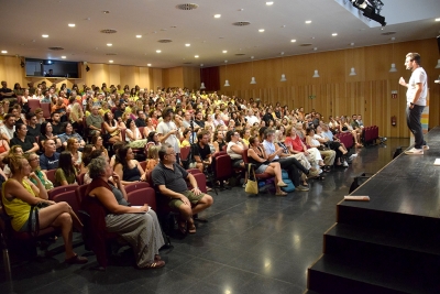 Docents i professionals de l'educació plegats al Teatre Margarida Xirgu.