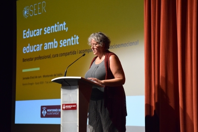 Anna González, cap de l'Àrea d’Acció Social, donant la benvinguda a la comunitat educativa.
