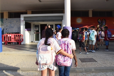 Alumnes de primària de l'Escola Marinada entrant al centre.