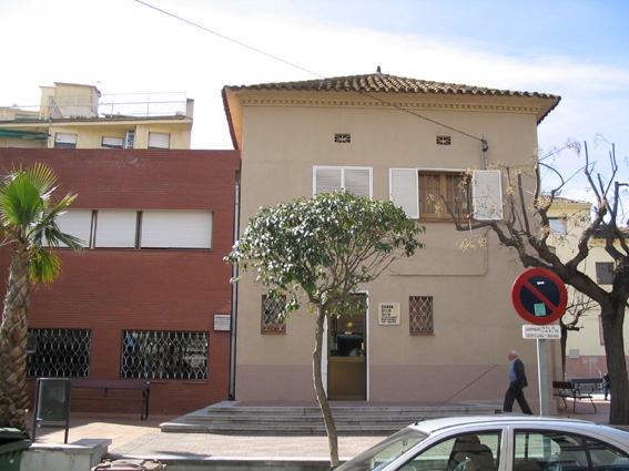 Seu actual del Casal dels Avis de Montornès Centre, a la confluència del carrer Major i l'avinguda de l'Onze de Setembre