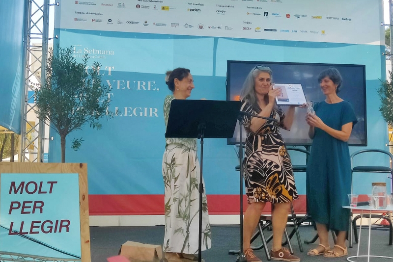 Entrega del Premi Carme Romaní a la narradora mOn mas.