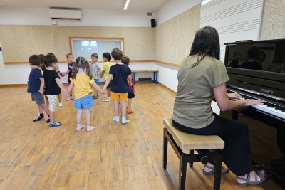 Classes grupals per a infants al centre.