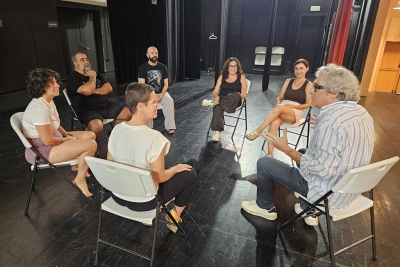 Un grup de teatre per a persones adultes fent classe al Margarida Xirgu.