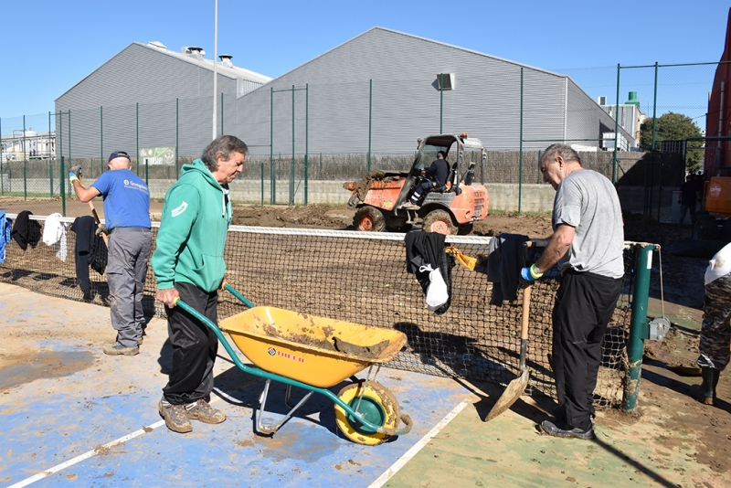 Retirada de fang i altres residus a les pistes municipals de tennis.