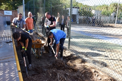 Persones voluntàries de diverses entitats esportives han col·laborat en l'acció de neteja.