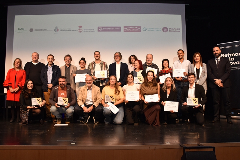 Fotografia de grup amb representants dels projectes guanyadors i finalistes, acompanyats/ades d'autoritats.