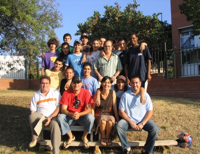 Alumnes i professors del curs de soldadura i metall