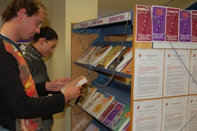 L'exposició inclou llibres, pel·lícules i altre material que s'ha posat a disposició dels usuaris