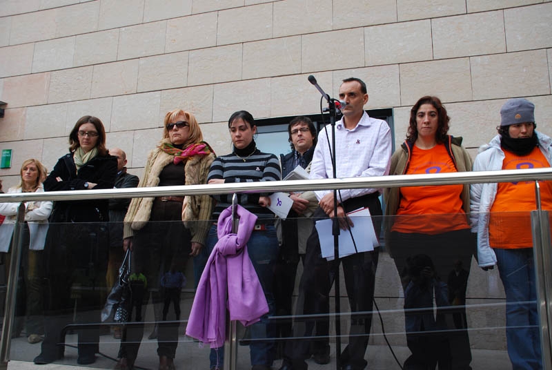 Després de la lectura del manifest s'ha fet un minut de silenci en memòria de les víctimes de la violència masclista