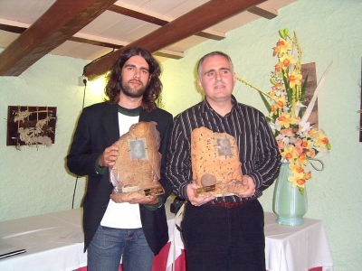 A l'esquerra, l'autor del llibre Arnau González, i, al costat, David Gesalí. Guanyadors exaequo de la Beca de Recerca Històrica 2004. Foto cedida per C. Paredes.