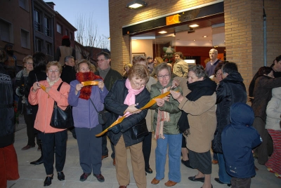 Veïns de Montornès van tallar la cinta d'inauguració de les obres de remodelació del carrer Major 