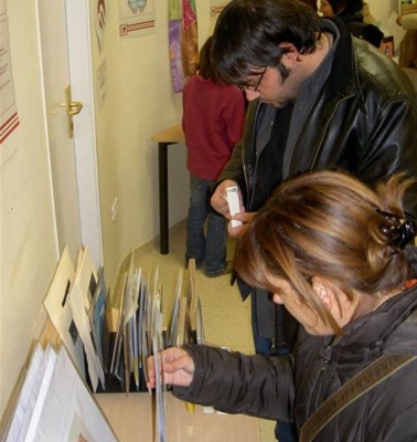 Calaixos amb les obres dels artistes participants 