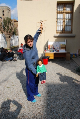 La realitzadora Ana Puit i una de les titelles que surten a "Un mundo de juguete"