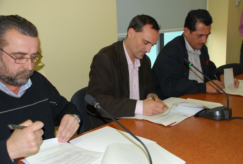 Signatura del conveni. D'esquerra a dreta: José Cachinero, president de la Fundació Pau i Solidaritat del Vallès Oriental, Daniel Cortés, alcalde de Montornès, i Mariano Aguilera, alcalde de Villanueva