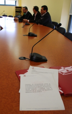 La signatura s'ha fet a la sala d'Actes de l'Ajuntament de Montornès