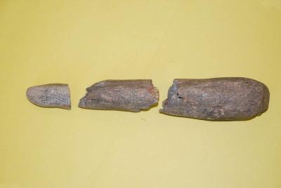 Els tres fragments recuperats de la pedra