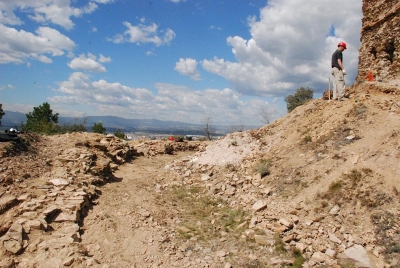 La torre està envoltada de dues muralles i un fossar