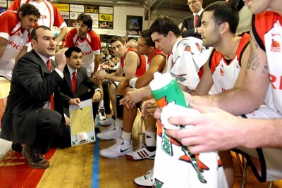 Jaume Ponsarnau i els jugadors del Ricoh Manresa (Font: web Ricoh Manresa)
