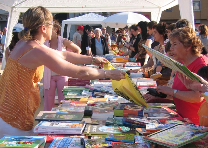 Parades de llibres a la plaça de Pau Picasso