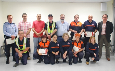 Foto de grup dels voluntaris amb els representants municipals