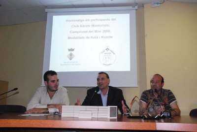 Parlaments a la recepció. D'esquerra a dreta, el regidor d'esports, Didac Giribets; l'alcalde, Daniel Cortés, i el president del Club Karate Montornès, Pedro Mendoza.