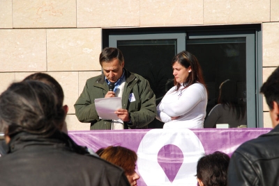 Moment de la lectura del manifest institucional. Després s'ha fet un minut de silenci en memòria de les víctimes.