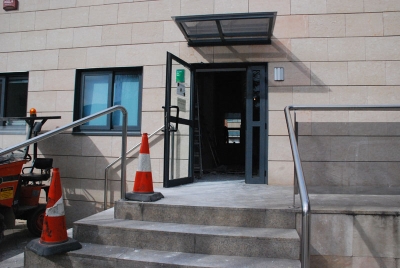Entrada al departament de Serveis Socials, a l'edifici consistorial