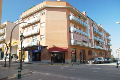 Semàfor a la cruïlla amb els carrers de la Pau i de Sant Isidre