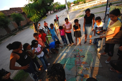Una de les activitats que es van dur a terme amb els infants nicaragüencs és el trencacoscles "Compartir es vivir"