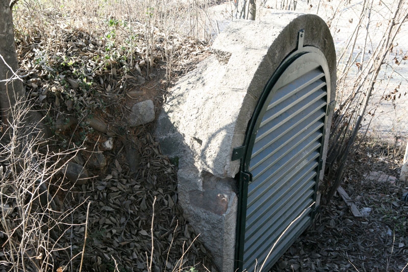 Un dels accessos al refugi
