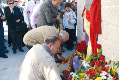Ofrena floral al peu de la placa commemorativa