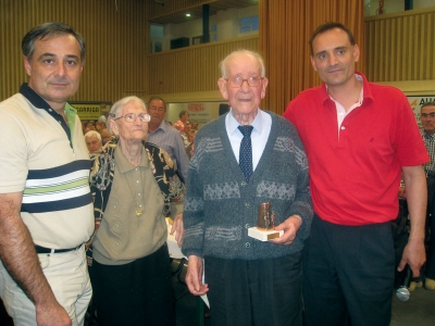 Eugenio Ciruelo i la seva dona, acompanyats per l'alcalde i el regidor responsable del Departament per a la gent gran